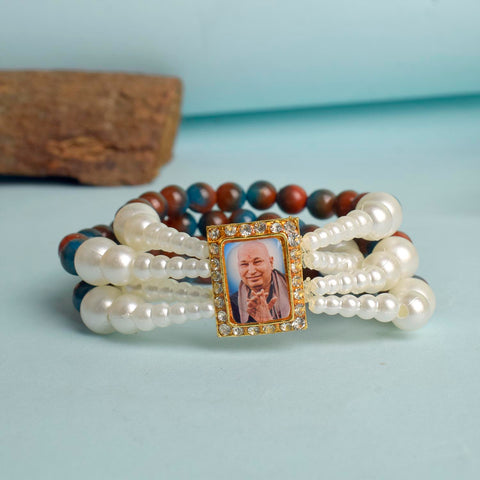 Red & Blue Marble with White Pearl Four Layer Guruji Swaroop Bracelet featuring vibrant marble-effect beads and luminous white pearls with Jai Guruji Swaroop – perfect for spiritual wear, festive gifting, and daily devotion. India’s Largest Pooja Accessories Brand – www.satvikstore.in